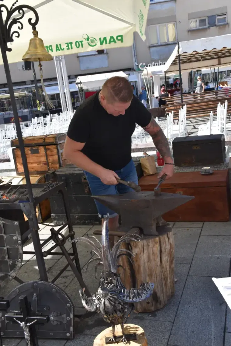 Dama u bijeloj haljini istaknula vitku liniju: Za njom su se svi okretali u centru grada