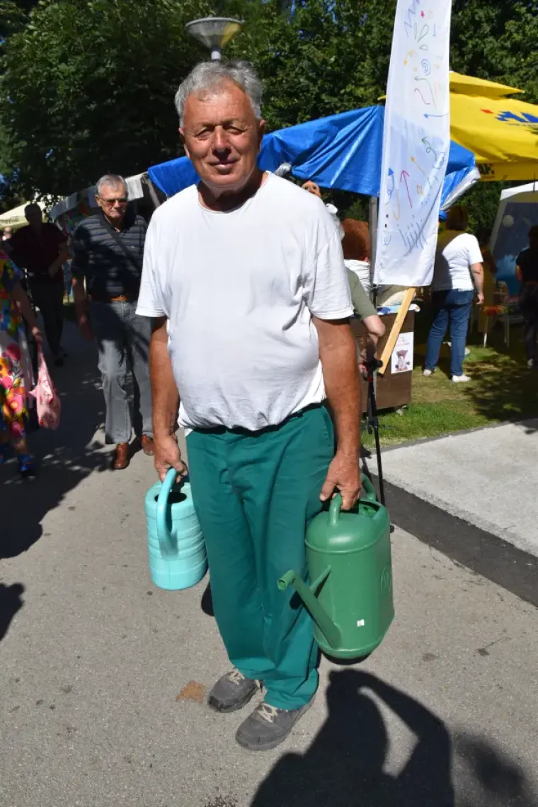 Dama u bijeloj haljini istaknula vitku liniju: Za njom su se svi okretali u centru grada