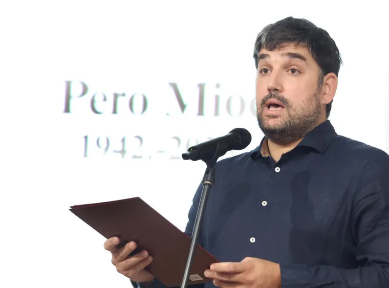 Tuga na licima bližnjih: Održana komemoracija u &Scaron;ibeniku za Peru Mioča