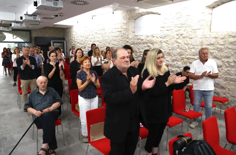 Tuga na licima bližnjih: Održana komemoracija u &Scaron;ibeniku za Peru Mioča