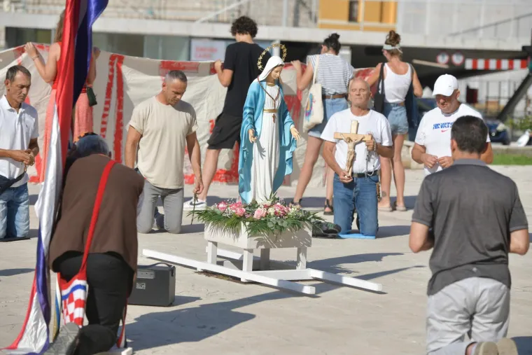 Pogledajte koliko mu&scaron;karaca danas moli na Trgu: Prosvjednici poručili 'Klečavci mrze žene'