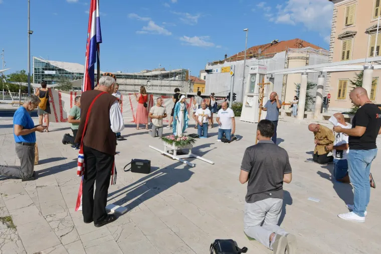 Pogledajte koliko mu&scaron;karaca danas moli na Trgu: Prosvjednici poručili 'Klečavci mrze žene'