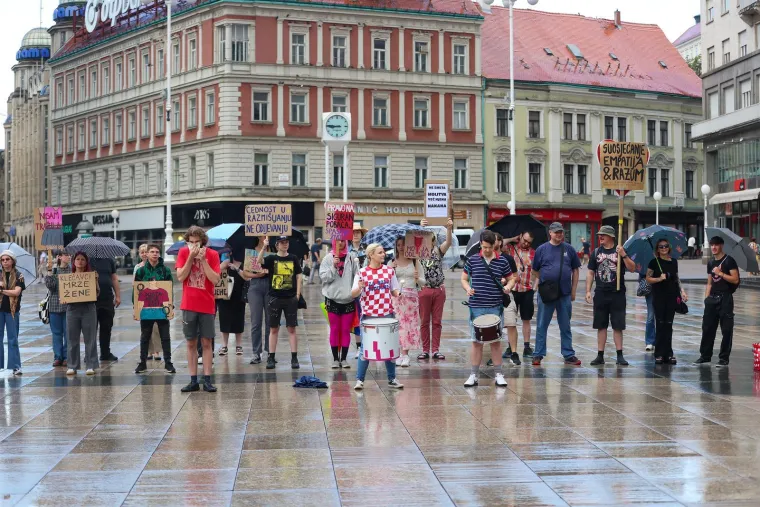 Pogledajte koliko muškaraca danas moli na Trgu: Prosvjednici poručili 'Klečavci mrze žene'