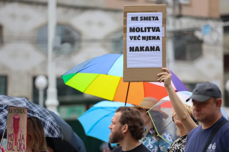 Pogledajte koliko mu&scaron;karaca danas moli na Trgu: Prosvjednici poručili 'Klečavci mrze žene'