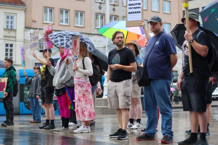 Pogledajte koliko mu&scaron;karaca danas moli na Trgu: Prosvjednici poručili 'Klečavci mrze žene'