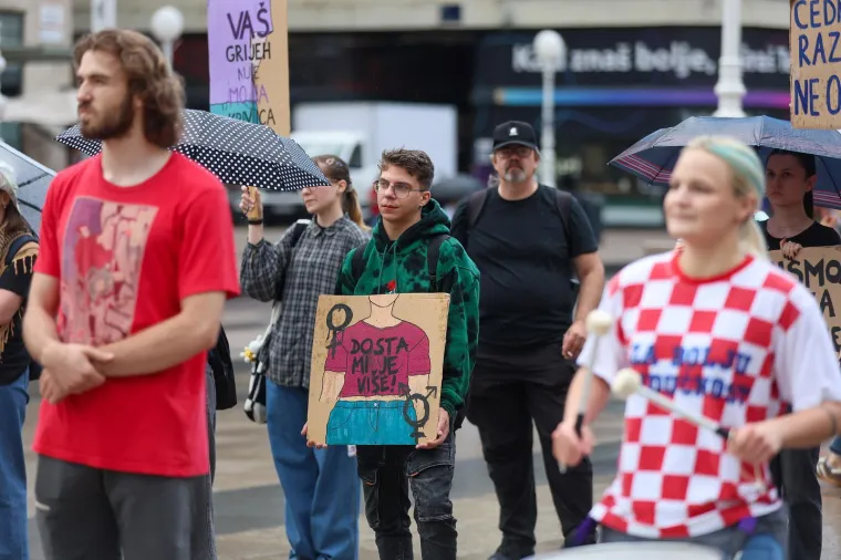 Pogledajte koliko mu&scaron;karaca danas moli na Trgu: Prosvjednici poručili 'Klečavci mrze žene'