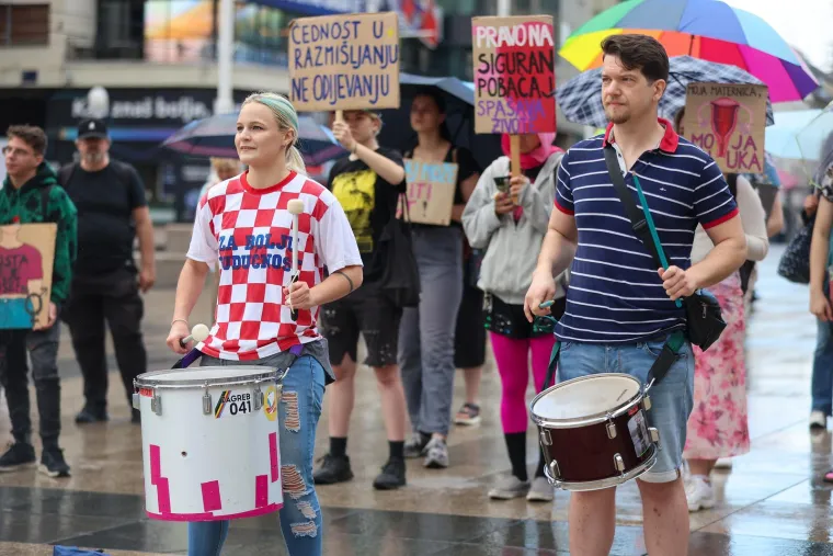 Pogledajte koliko mu&scaron;karaca danas moli na Trgu: Prosvjednici poručili 'Klečavci mrze žene'
