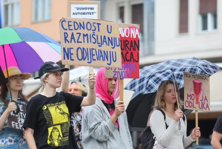 Pogledajte koliko mu&scaron;karaca danas moli na Trgu: Prosvjednici poručili 'Klečavci mrze žene'