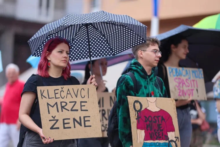 Pogledajte koliko muškaraca danas moli na Trgu: Prosvjednici poručili 'Klečavci mrze žene'