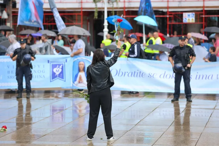 Pogledajte koliko mu&scaron;karaca danas moli na Trgu: Prosvjednici poručili 'Klečavci mrze žene'