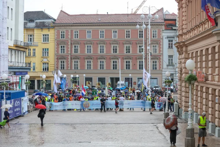 Pogledajte koliko muškaraca danas moli na Trgu: Prosvjednici poručili 'Klečavci mrze žene'