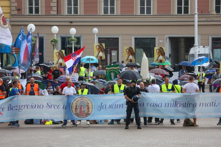 Pogledajte koliko mu&scaron;karaca danas moli na Trgu: Prosvjednici poručili 'Klečavci mrze žene'