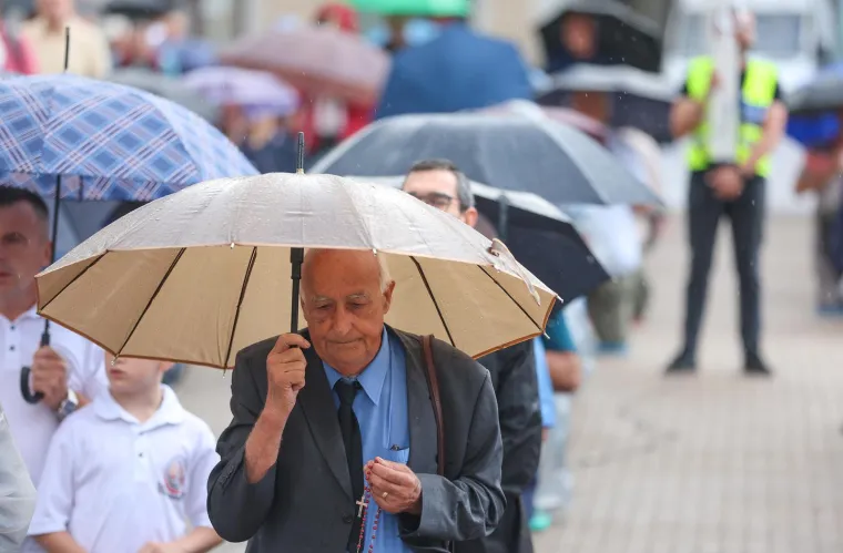 Pogledajte koliko mu&scaron;karaca danas moli na Trgu: Prosvjednici poručili 'Klečavci mrze žene'