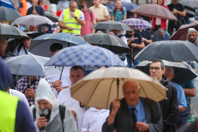 Pogledajte koliko muškaraca danas moli na Trgu: Prosvjednici poručili 'Klečavci mrze žene'
