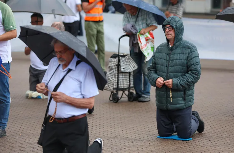 Pogledajte koliko mu&scaron;karaca danas moli na Trgu: Prosvjednici poručili 'Klečavci mrze žene'