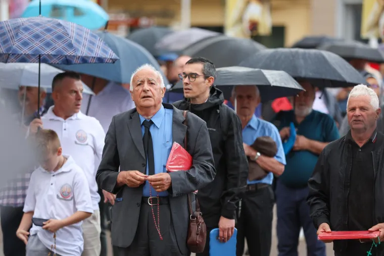 Pogledajte koliko mu&scaron;karaca danas moli na Trgu: Prosvjednici poručili 'Klečavci mrze žene'