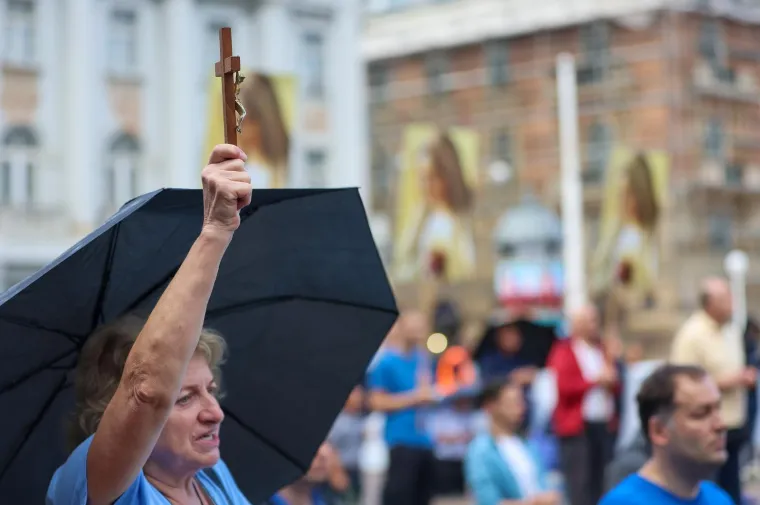 Pogledajte koliko mu&scaron;karaca danas moli na Trgu: Prosvjednici poručili 'Klečavci mrze žene'