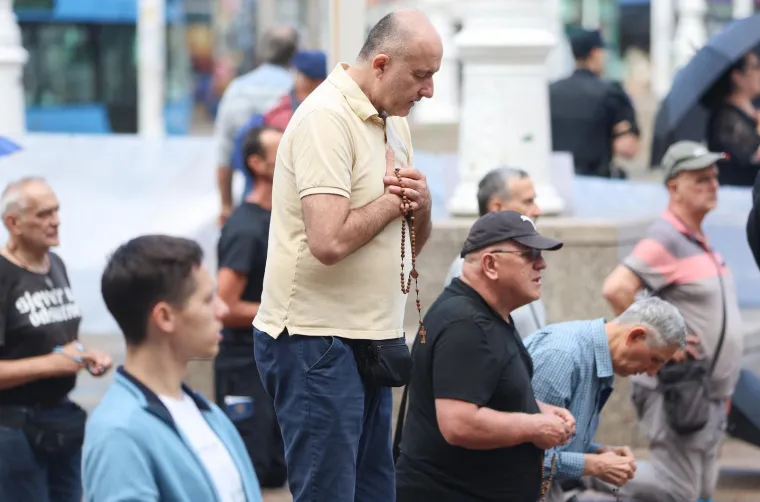 Pogledajte koliko mu&scaron;karaca danas moli na Trgu: Prosvjednici poručili 'Klečavci mrze žene'