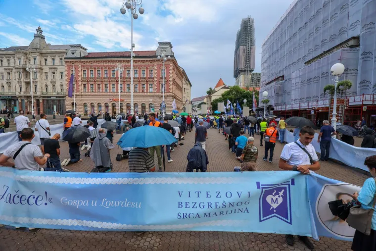 Pogledajte koliko mu&scaron;karaca danas moli na Trgu: Prosvjednici poručili 'Klečavci mrze žene'