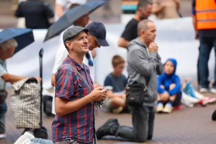 Pogledajte koliko muškaraca danas moli na Trgu: Prosvjednici poručili 'Klečavci mrze žene'