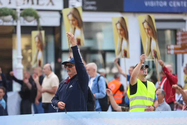 Pogledajte koliko mu&scaron;karaca danas moli na Trgu: Prosvjednici poručili 'Klečavci mrze žene'