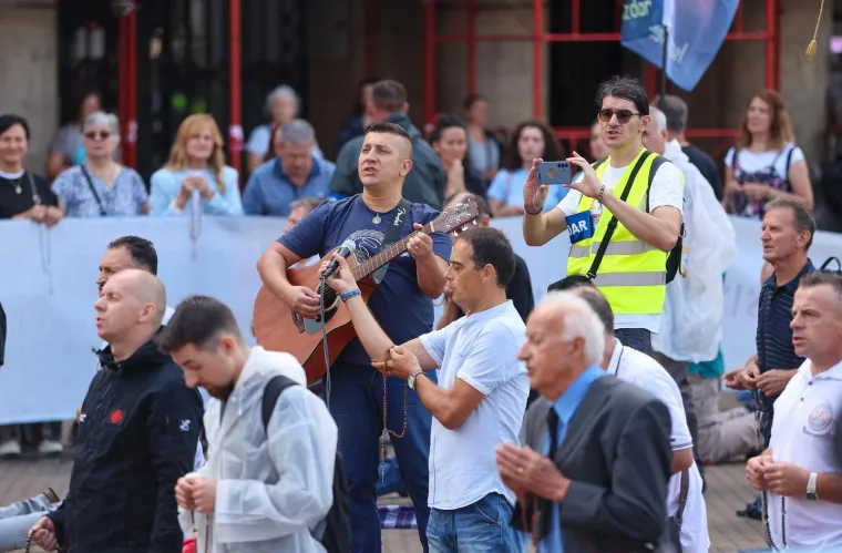 Pogledajte koliko mu&scaron;karaca danas moli na Trgu: Prosvjednici poručili 'Klečavci mrze žene'