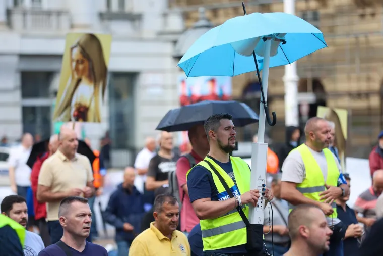 Pogledajte koliko mu&scaron;karaca danas moli na Trgu: Prosvjednici poručili 'Klečavci mrze žene'