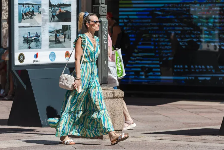 Ljetna eksplozija stila u Rijeci: Tri zgodne dame u lepršavim haljinama izazvale opću pomutnju
