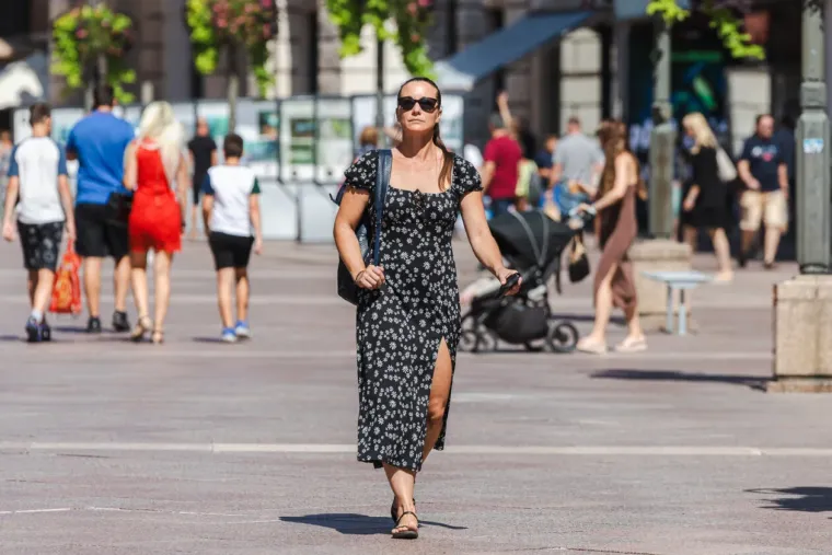 Ljetna eksplozija stila u Rijeci: Tri zgodne dame u lepršavim haljinama izazvale opću pomutnju