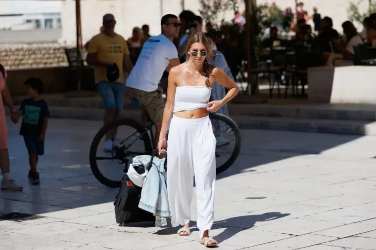 Nisu skidali pogled jedno s drugog: Zaljubljeni par u Zadru osmijesima raznježio srca prolaznika