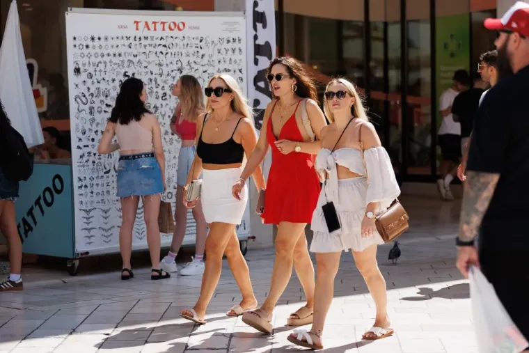 Nisu skidali pogled jedno s drugog: Zaljubljeni par u Zadru osmijesima raznježio srca prolaznika