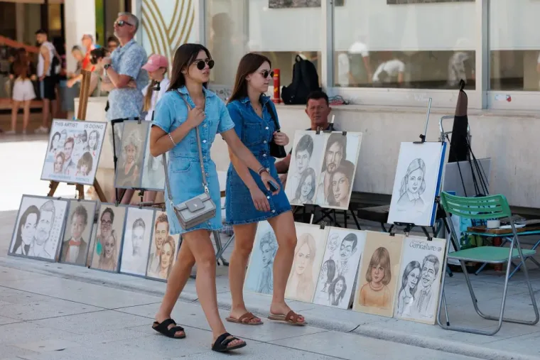 Nisu skidali pogled jedno s drugog: Zaljubljeni par u Zadru osmijesima raznježio srca prolaznika