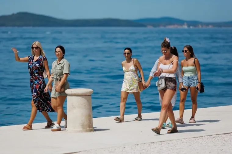 Nisu skidali pogled jedno s drugog: Zaljubljeni par u Zadru osmijesima raznježio srca prolaznika