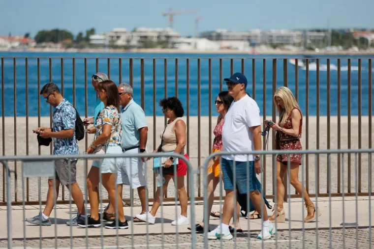 Nisu skidali pogled jedno s drugog: Zaljubljeni par u Zadru osmijesima raznježio srca prolaznika