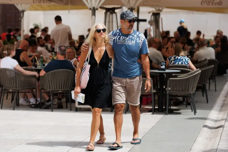 Nisu skidali pogled jedno s drugog: Zaljubljeni par u Zadru osmijesima raznježio srca prolaznika