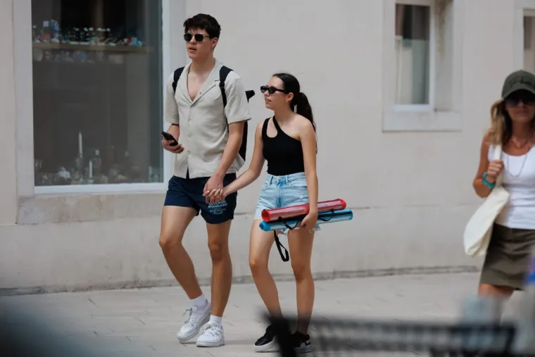 Nisu skidali pogled jedno s drugog: Zaljubljeni par u Zadru osmijesima raznježio srca prolaznika