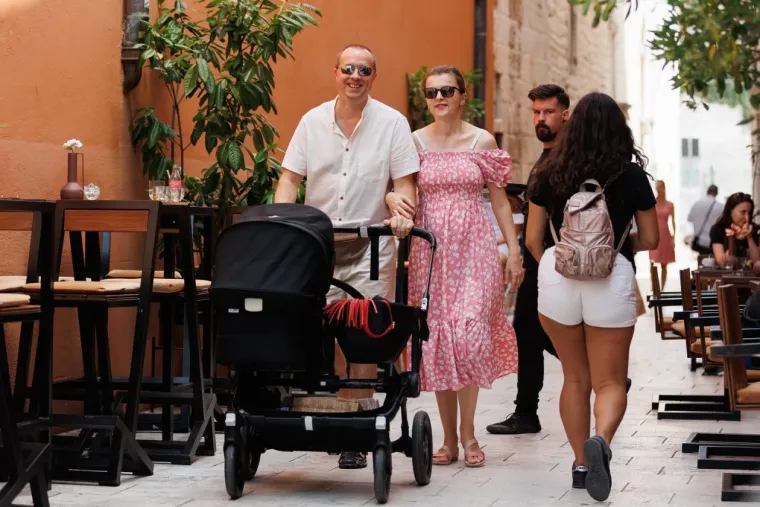 Nisu skidali pogled jedno s drugog: Zaljubljeni par u Zadru osmijesima raznježio srca prolaznika