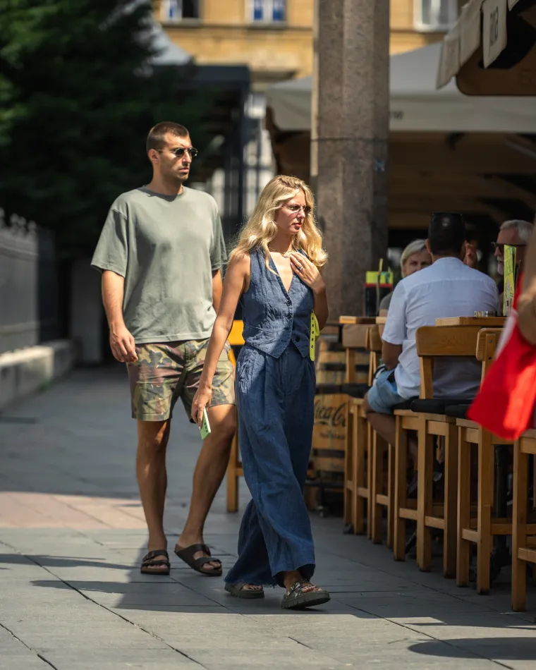 Djevojke na &scaron;pici pokazale duge noge: Zablistale u vrućim ljetnim kombinacijama