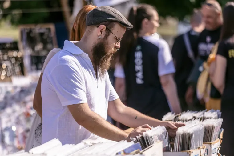 Crvenokosa ljepotica ukrala je sve poglede na sajmu u Osijeku: Pokazala bujnu kosu i vitku liniju