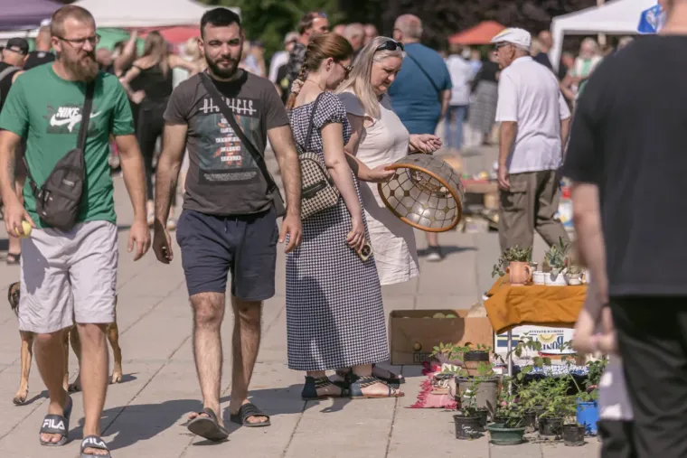 Crvenokosa ljepotica ukrala je sve poglede na sajmu u Osijeku: Pokazala bujnu kosu i vitku liniju