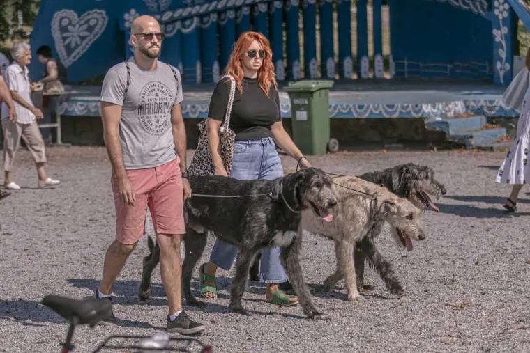 Crvenokosa ljepotica ukrala je sve poglede na sajmu u Osijeku: Pokazala bujnu kosu i vitku liniju