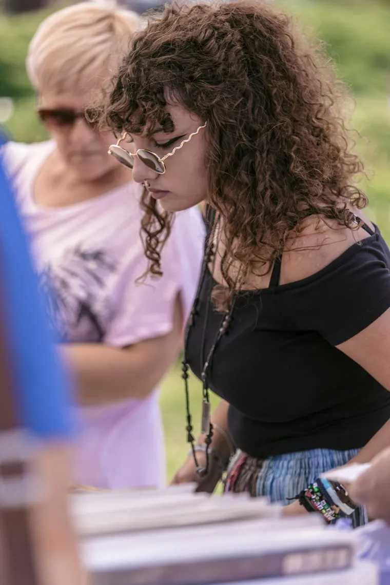 Crvenokosa ljepotica ukrala je sve poglede na sajmu u Osijeku: Pokazala bujnu kosu i vitku liniju