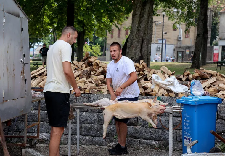 Svake sreće i ljepote u Sinju danas! Ante iz Splita: 'Ne zna se jesu cure lip&scaron;e ili janjetina slađa'
