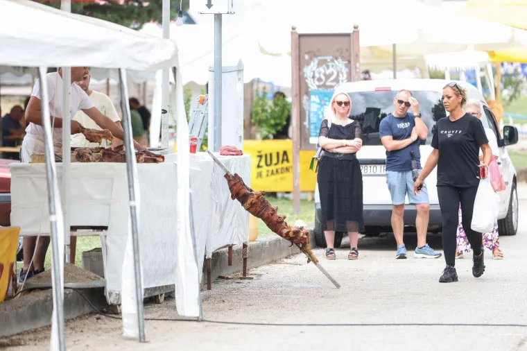Svake sreće i ljepote u Sinju danas! Ante iz Splita: 'Ne zna se jesu cure lip&scaron;e ili janjetina slađa'