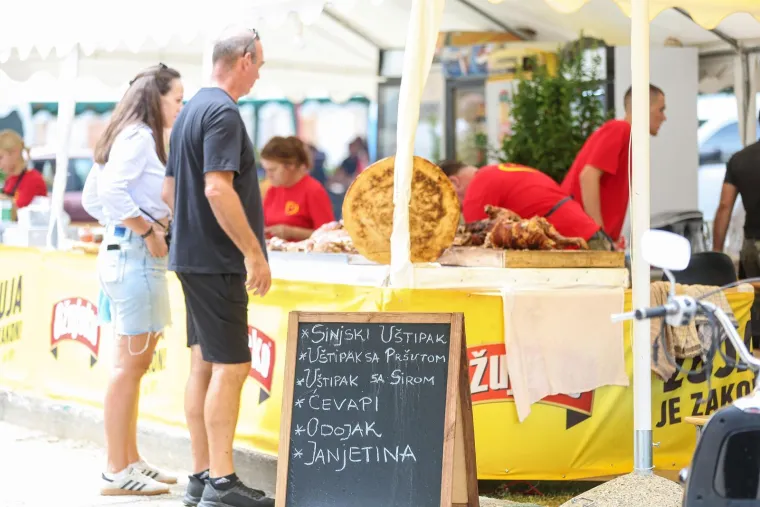Svake sreće i ljepote u Sinju danas! Ante iz Splita: 'Ne zna se jesu cure lip&scaron;e ili janjetina slađa'