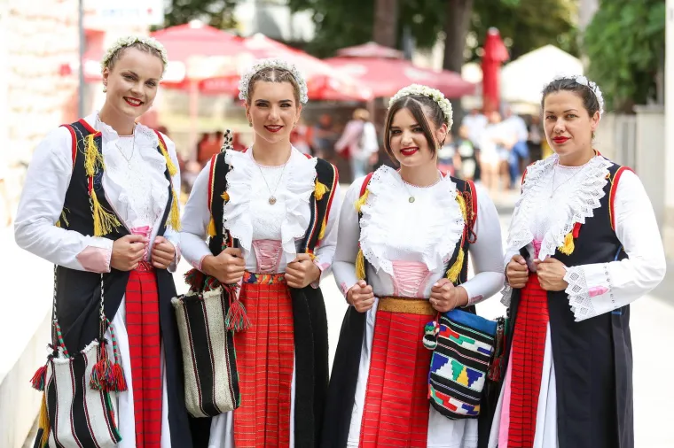 Svake sreće i ljepote u Sinju danas! Ante iz Splita: 'Ne zna se jesu cure lip&scaron;e ili janjetina slađa'