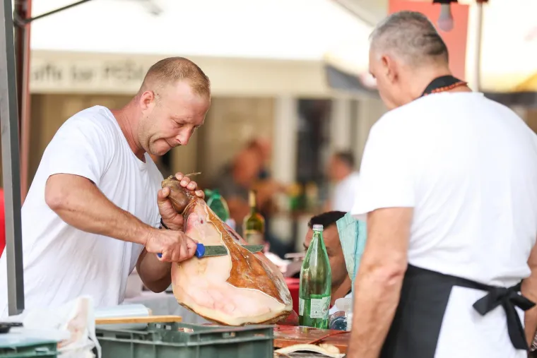 Svake sreće i ljepote u Sinju danas! Ante iz Splita: 'Ne zna se jesu cure lip&scaron;e ili janjetina slađa'
