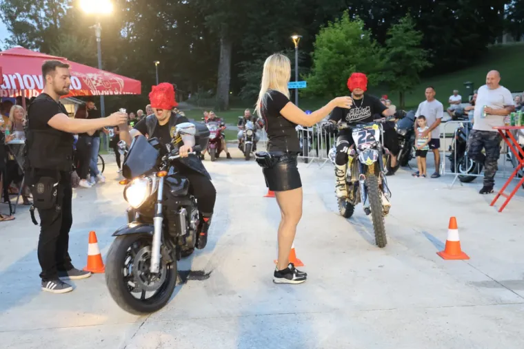 Koža, traper i zavodljivi pogledi: Jesu li tri atraktivne plavuše ukrale show bikerima na moto susretu?