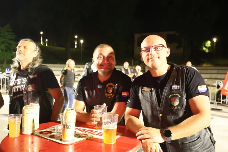 Koža, traper i zavodljivi pogledi: Jesu li tri atraktivne plavuše ukrale show bikerima na moto susretu?