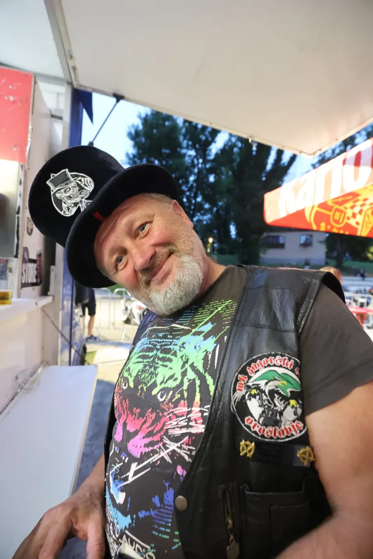 Koža, traper i zavodljivi pogledi: Jesu li tri atraktivne plavu&scaron;e ukrale show bikerima na moto susretu?